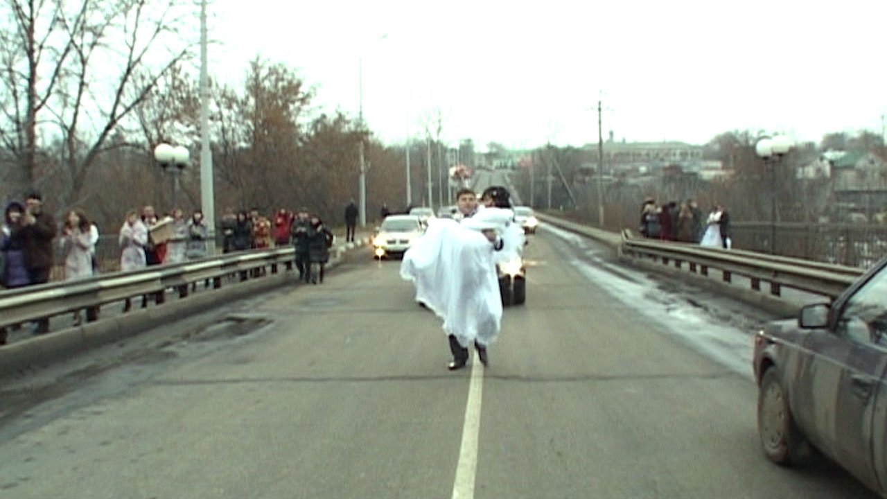 Традиции на свадьбе, жених несёт невесту на руках через мост смотреть онлайн