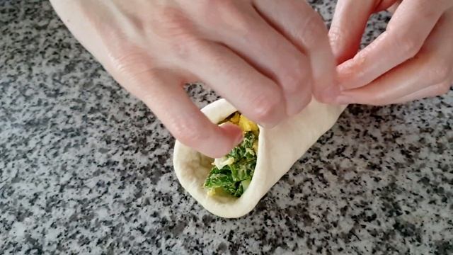 Готовлю вкусное тесто для пирожков и жарю на сковороде пирожки с яйцом и зеленым луком смотреть онлайн