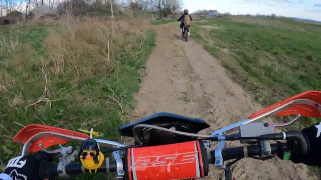 Гоняем на эндуро зайца в поле смотреть онлайн