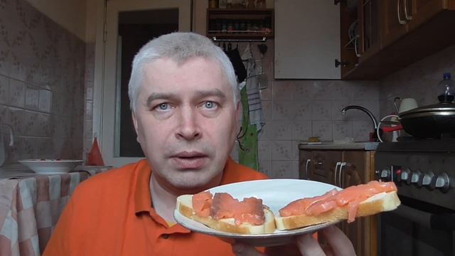 Геннадий горин кушает бутерброды с рыбой