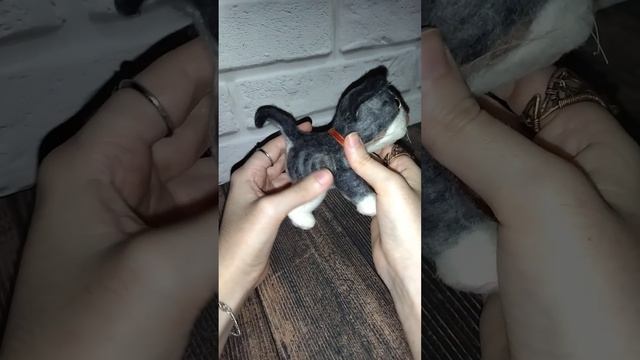 Игрушка из шерсти: Котик с ленточкой смотреть онлайн