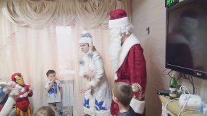 Дед мороз пришел к нам в гости! Принес много разных подарков