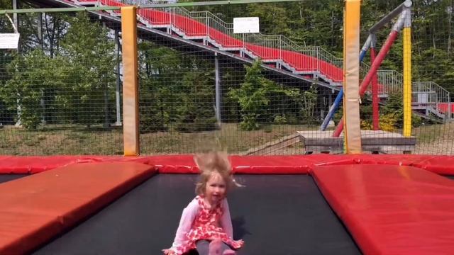 Вместе с Верушей прыгаем на батутах и катаемся с горок смотреть онлайн