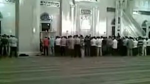 Шайтан под ногами в мечеть.