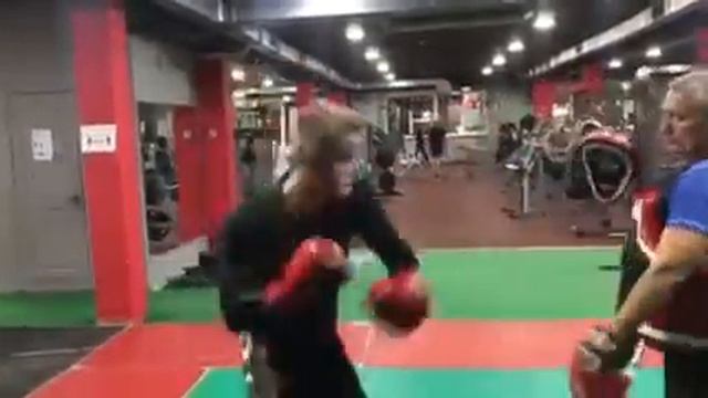 БОКС УХОД ЗА СЧЕТ МАЯТНИКА И УДАР смотреть онлайн