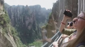 Китай: Небесный лифт в летающих горах китайского "Аватара" - парка Чжанцзяцзе