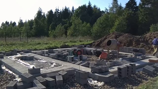 #9 КЛАДКА ЦОКОЛЯ ИЗ КЕРАМЗИТОБЕТОННЫХ БЛОКОВ ЧАСТЬ 1.#кладка #газобетон #пеноблок #керамзит #блок смотреть онлайн