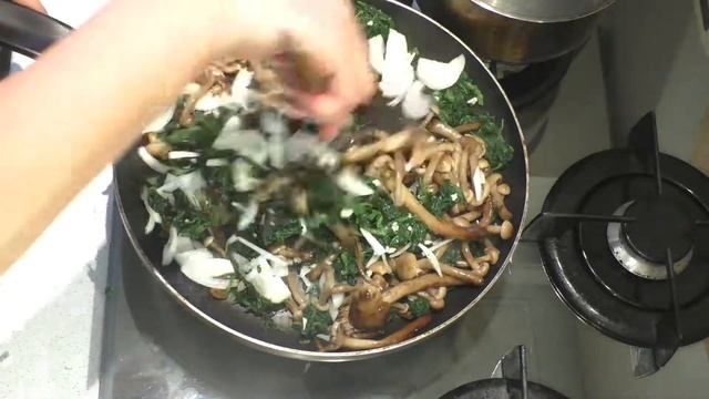 Запеканка с курицей, грибами и шпинатом смотреть онлайн