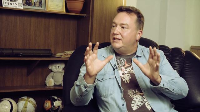 Спілкуюся зі світлими, класними людьми, які рухають Україну смотреть онлайн