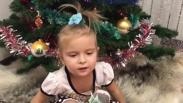 Влог Готовимся к Новому году Катя наряжает ёлку смотреть онлайн
