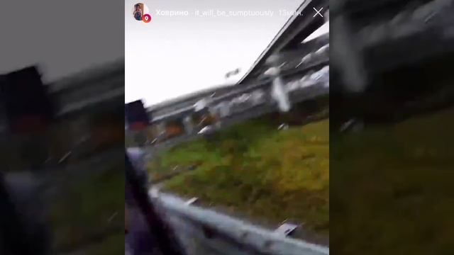 Люди идут пешком от М11 к метро «Ховрино» смотреть онлайн
