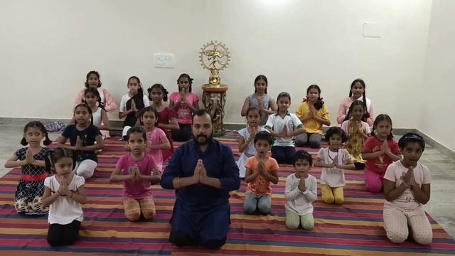 Guru Mantra | Guru Brahma Guru Vishnu | Chanting | VAJRASANA | Gajendra Sharma | Kids Yoga | Guru смотреть онлайн