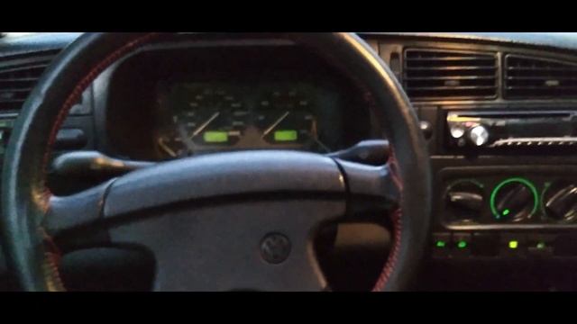 Limpiando las salidas de A/C del Golf Mk3 Gti смотреть онлайн