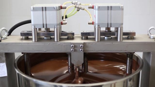 Меланжер перемалывает какао-бобы смотреть онлайн