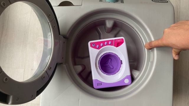 Big Miele Washing Machine Washes The Tiny Samsung - LG - Hotpoint - Bosch-Ariston Washing Machines смотреть онлайн