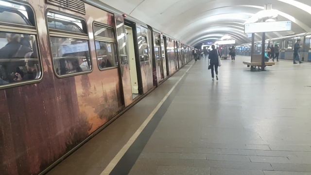 Поезд АКВАРЕЛЬ на Арбатско - Покровской линии Московского метрополитена смотреть онлайн