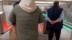 В НОВОСИБИРСКЕ НА СТАНЦИИ МЕТРО РЕЧНОЙ ВОКЗАЛ ЗАРАБОТАЛИ НОВЫЕ  СОВРЕМЕННЫЕ ТУРНИКЕТЫ/  24.12.2021