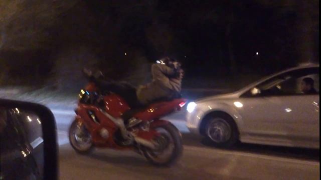 едет без рук лежа на мотоцикле по дорогам Волгограда смотреть онлайн