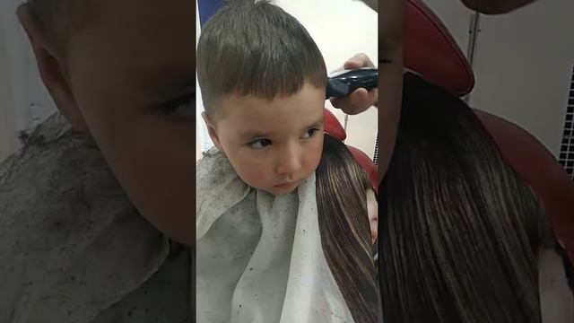 Уснул в парикмахерской . Милый малыш спит во время стрижки #малыш #тимошка #малышспит смотреть онлайн