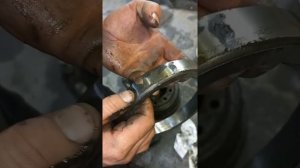 забиваем обойму подшипника в ступицу камаза