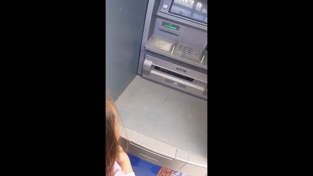 Как снять деньги из банкомата смотреть онлайн