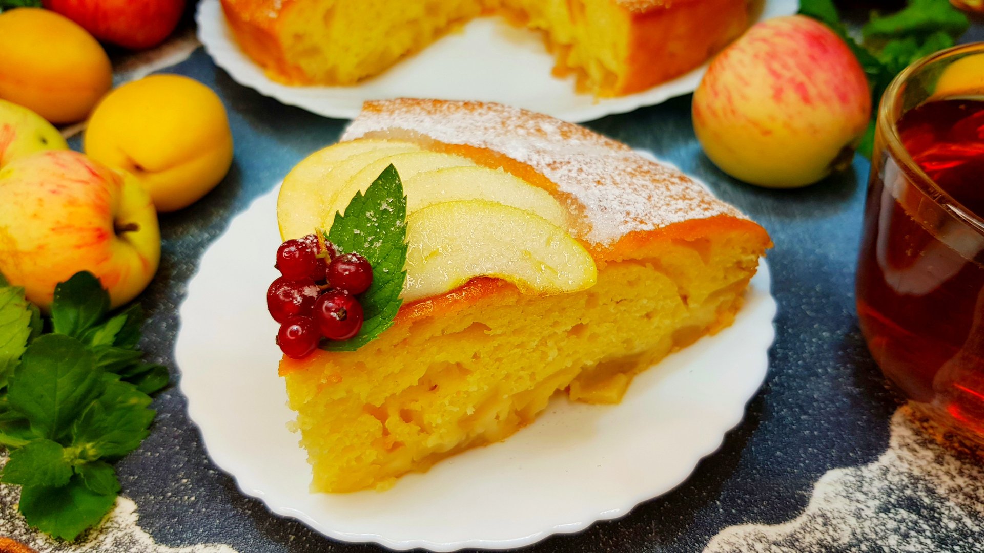 Самый простой рецепт Яблочного пирога – яркая и невероятно вкусная Шарлотка со свежими яблоками смотреть онлайн