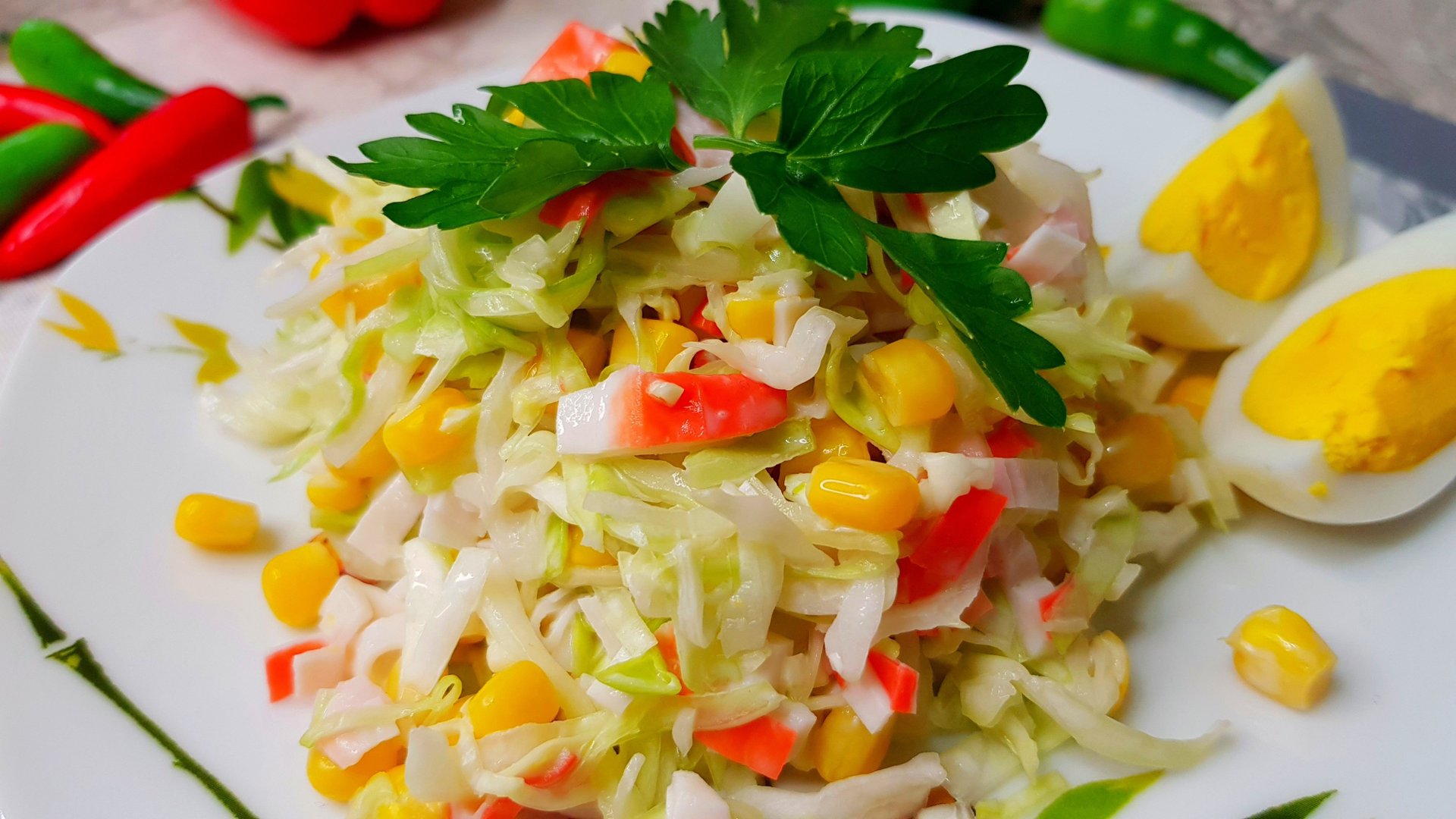 Легкий, сочный салат с капустой, кукурузой и крабовыми палочками – невероятно вкусный и полезный смотреть онлайн