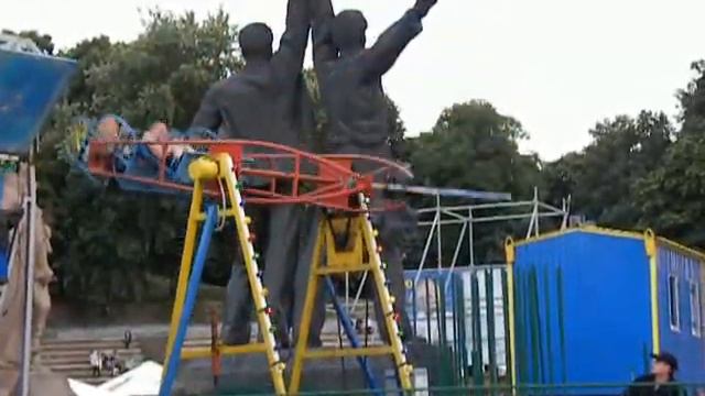 Киев, арка дружбы народов рядом с майданом смотреть онлайн