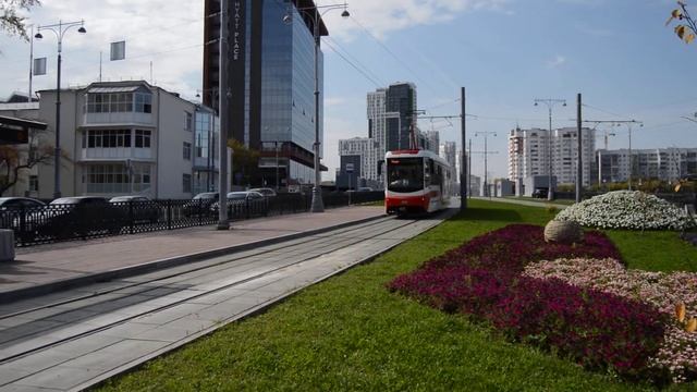 Трамвай 71-407-01 у Дворца Молодёжи в Екатеринбурге смотреть онлайн