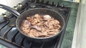 Куриная печень в сметане с черносливом меня покорила своим нежным вкусом .