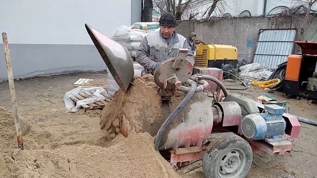 Работа пневмонагнетателя СО-241 К-Р11 при устройстве полусухой цементно-песчаной стяжки пола. смотреть онлайн
