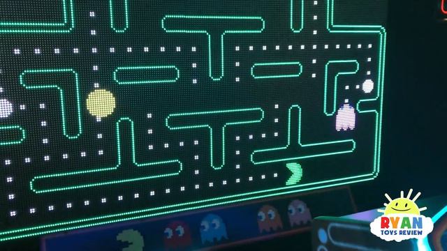 Ryan plays giant Life size Rock 'em Sock 'em Robots Game смотреть онлайн