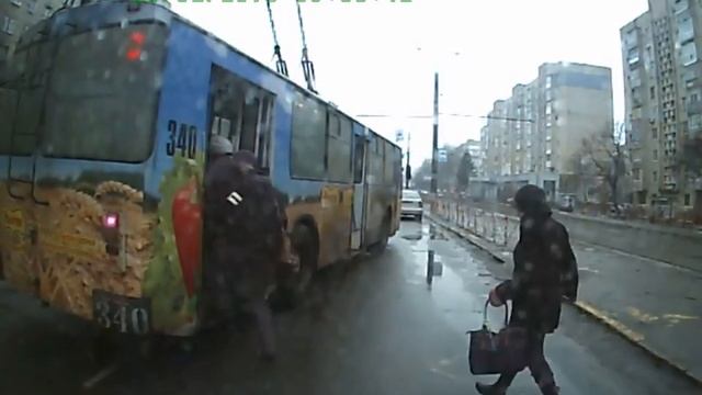 Водитель троллейбуса путает педали смотреть онлайн