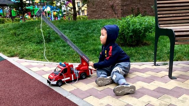 Пожарная машина Bruder Спецтехника Bruder смотреть онлайн