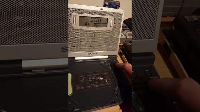 Sony ICF-CD2000S Portable Clock Radio CD Player смотреть онлайн