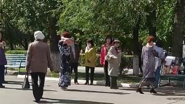 Пенсионеры танцуют на Арбате в Семее. смотреть онлайн