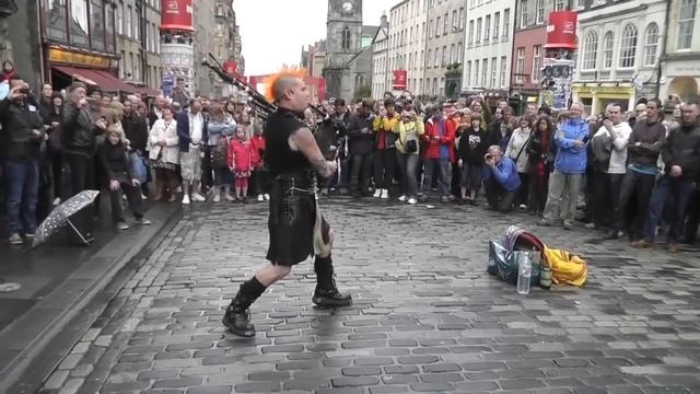 The Badpiper plays Farewell to Camraw and Itchy Fingers @ The Edinburgh Fringe Festival 2011 смотреть онлайн
