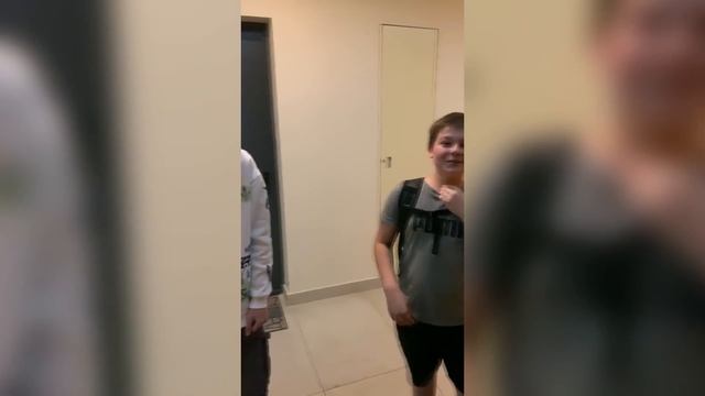 Хейтер вычислил мой адрес и разрисовал дверь смотреть онлайн