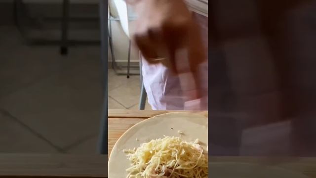 Тесто купила в пятерочке!Специальное для чебуреков)Делов на 10 минут и вкусный перекус готов смотреть онлайн