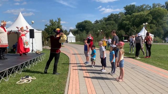 Семейный фестиваль «Новая Москва» прошел в парке «Красная Пахра» смотреть онлайн