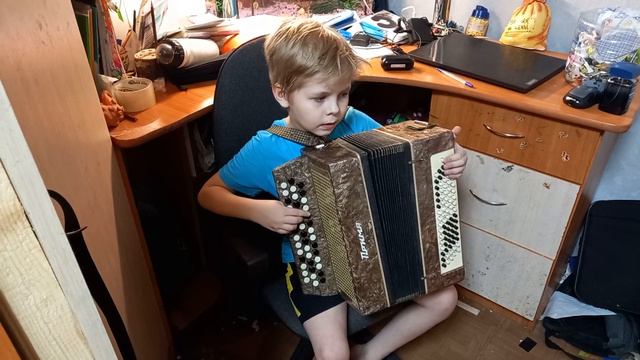 Богдан играет на баяне. смотреть онлайн