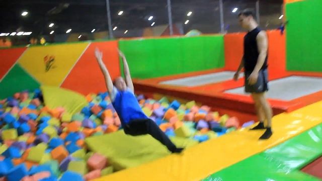 Учимся делать САЛЬТО с ОДНОЙ НОГИ! смотреть онлайн