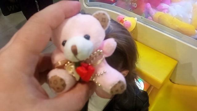 Автомат Хватайка... Выиграли прикольные игрушки смотреть онлайн