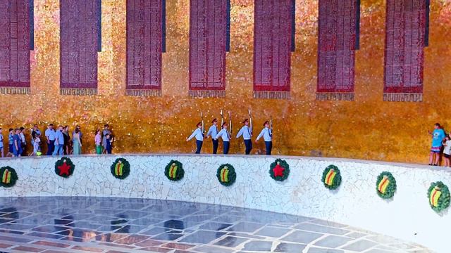 Смена Почётного Караула в Пантеоне Славы Мамаев Курган, Волгоград, 28 июня 2023 года, 15:00 часов смотреть онлайн