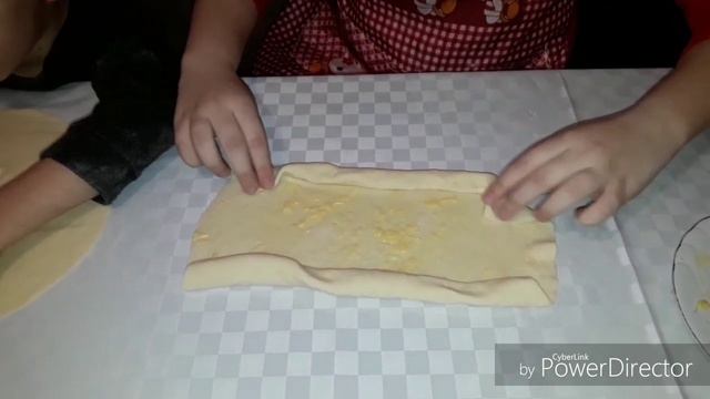 Делаем турецкую пиццу. Любительский рецепт с сосисками и яйцом. Пиде. смотреть онлайн