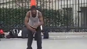 Очень красивый танец афроамериканца в париже