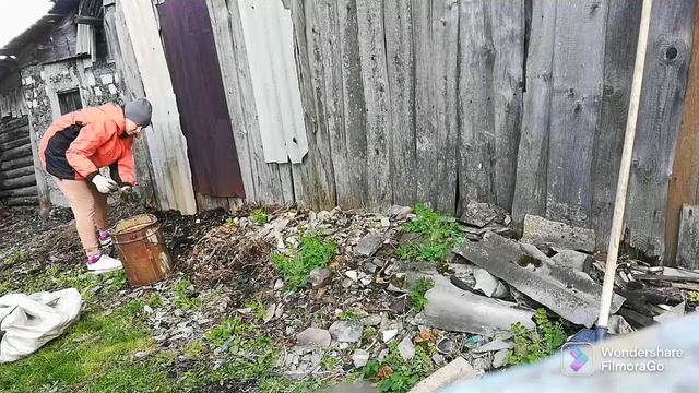 Купили дом в деревне/Уборка участка продолжается/Много мусора смотреть онлайн