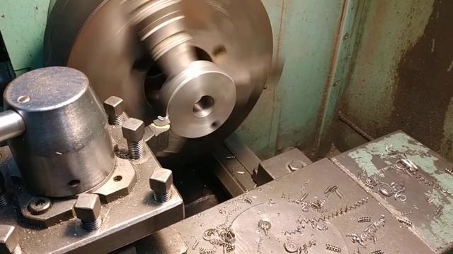Проточка металлической шайбы на токарном станке