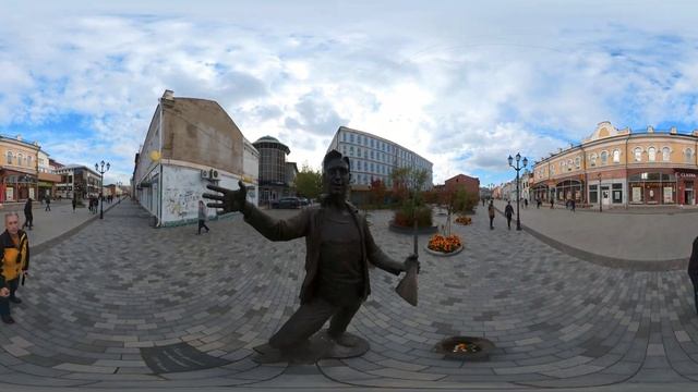 Музыкант с балалайкой. Городская скульптура на улице Урицкого в Иркутске. #Insta360OneX2 смотреть онлайн