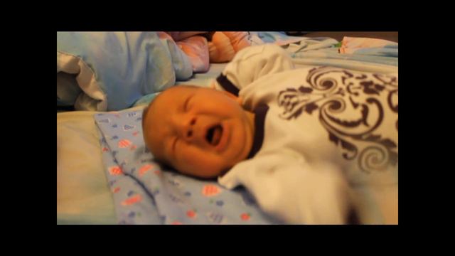 Малыш смешно чихает! смотреть онлайн